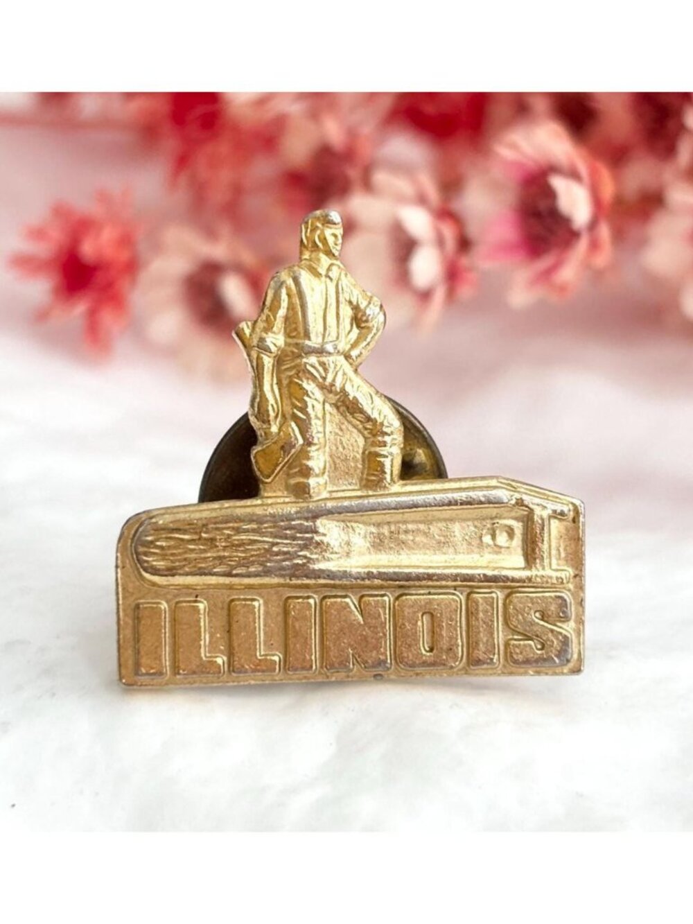 Illinois State Abraham Lincoln Standing Over Log & Ax Gold Toned Vintage